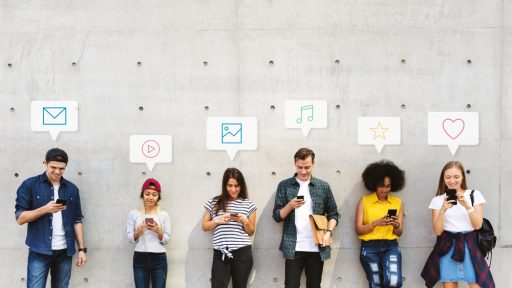 Generación Z hiperconectados como clientes de seguros