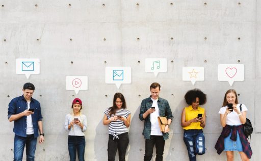 Generación Z hiperconectados como clientes de seguros